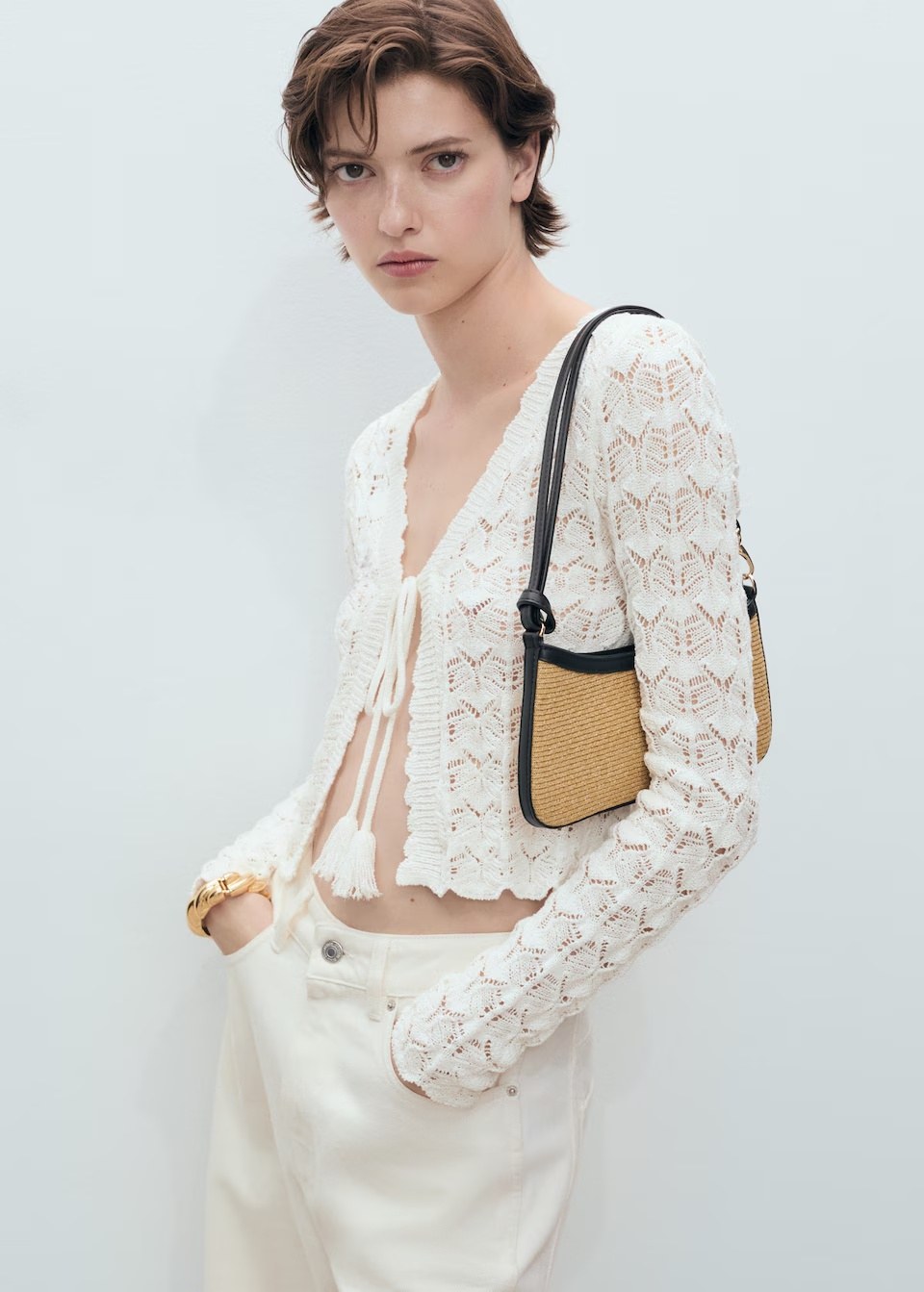Top blanco de crochet con manga larga