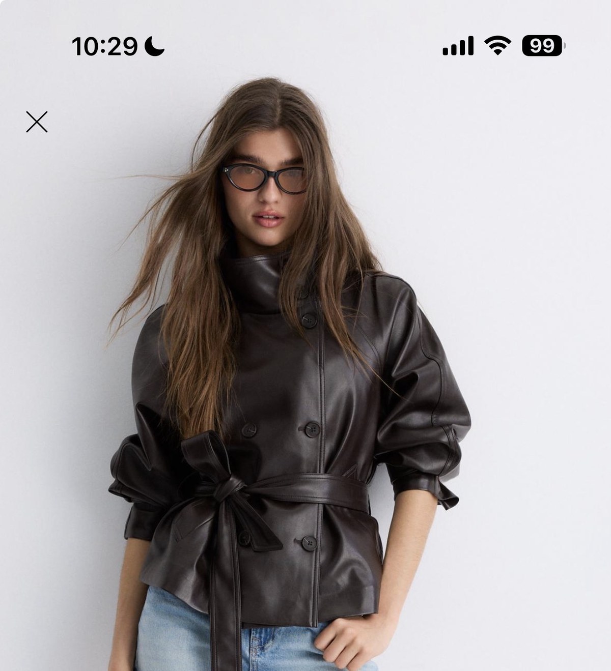Chaqueta marrón efecto piel con cinturón