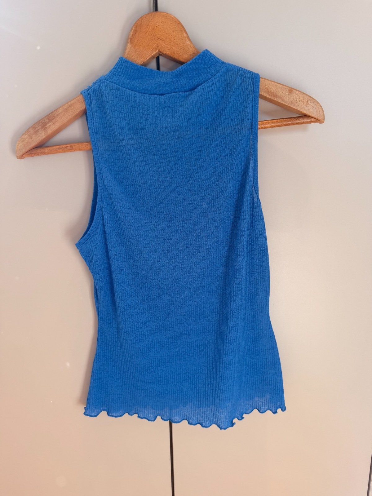 Top azul sin mangas de cuello alto