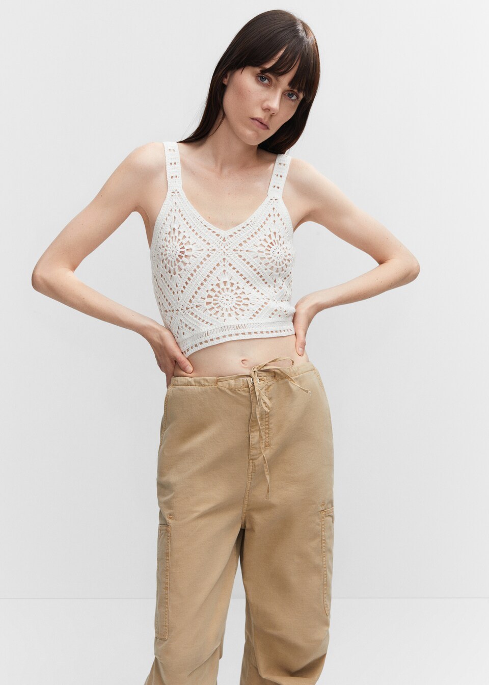 Top blanco de crochet con escote en pico