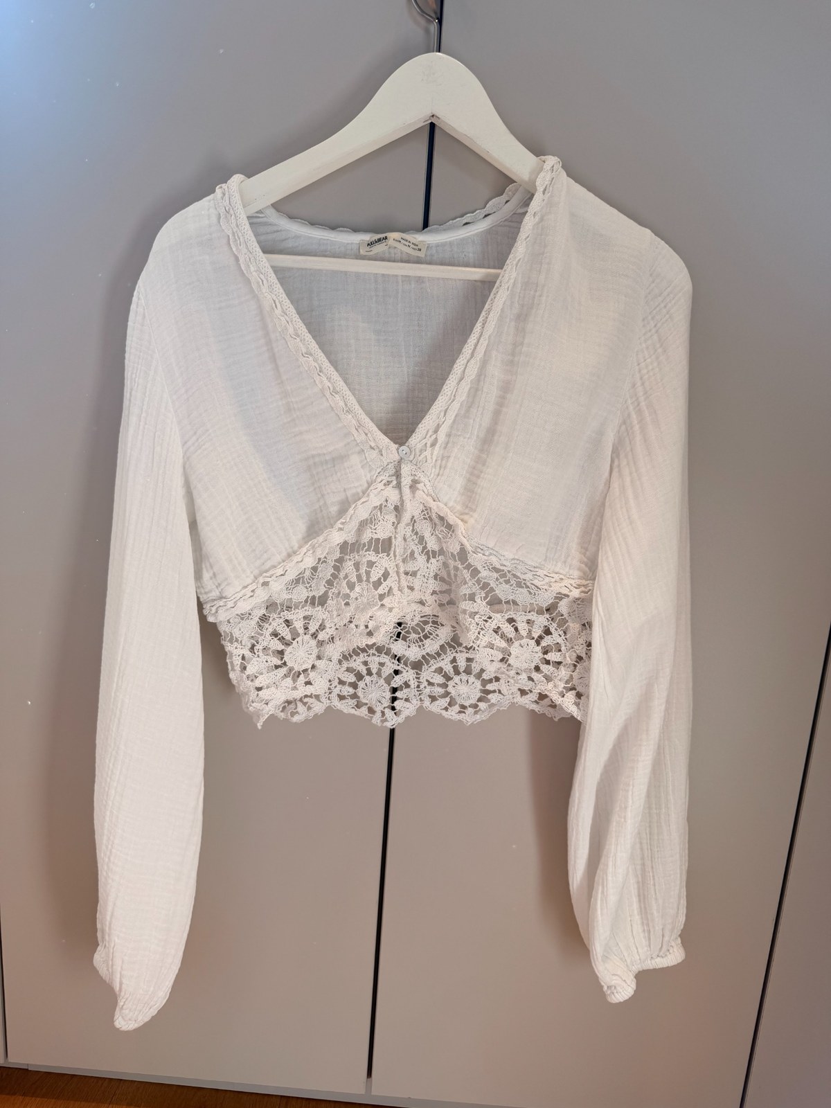 Cárdigan blanco calado con lazadas