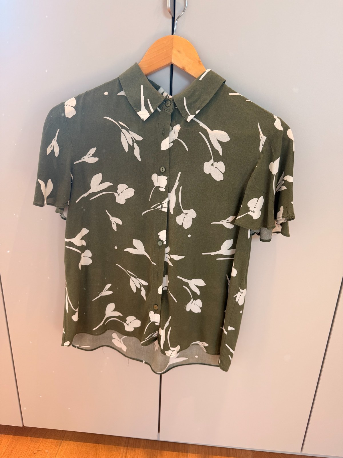 Camisa verde caqui con estampado floral