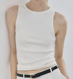Top blanco ajustado de cuello redondo