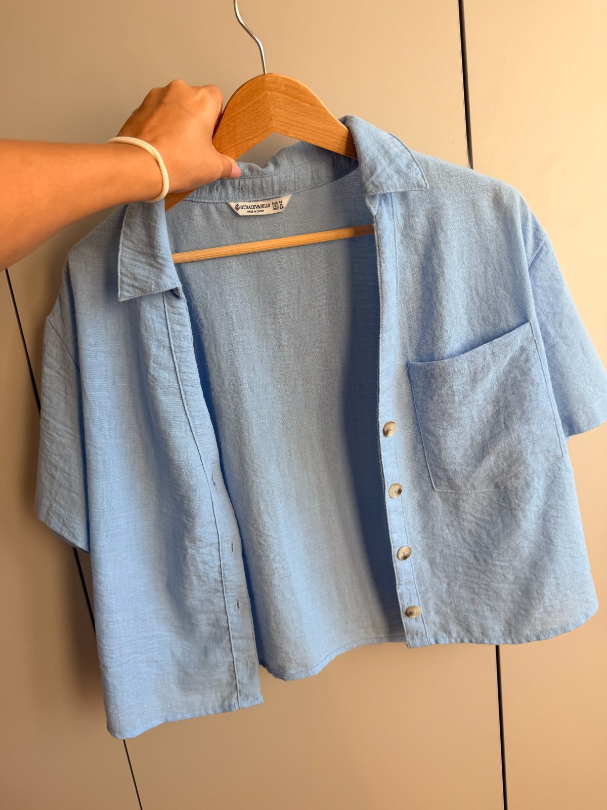 Camisa azul claro de manga corta