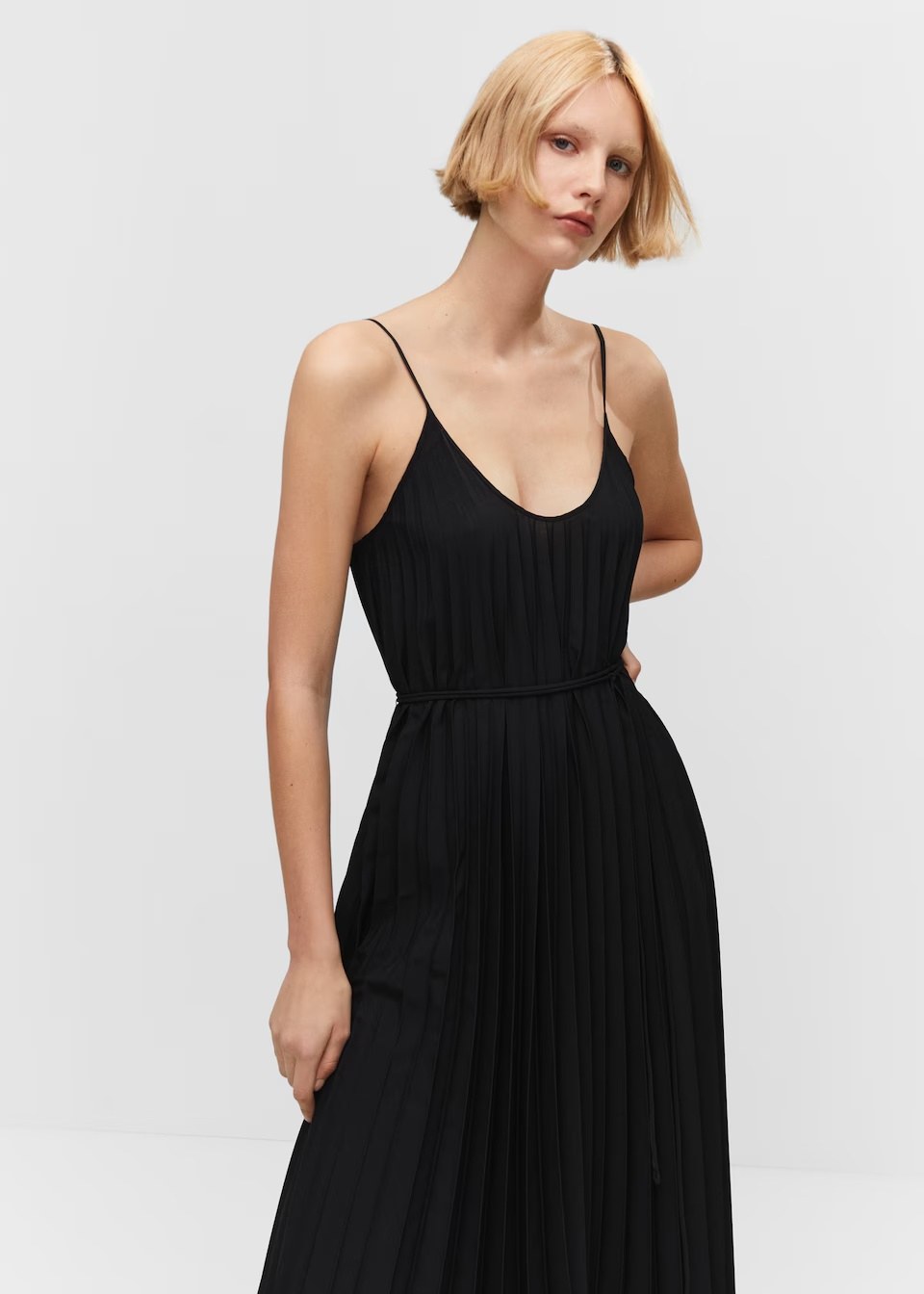 Vestido negro largo plisado