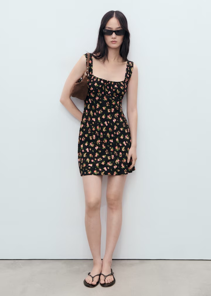 Vestido corto negro de tirantes con estampado floral