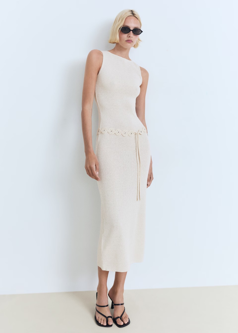 Vestido crudo midi de punto con cinturón trenzado