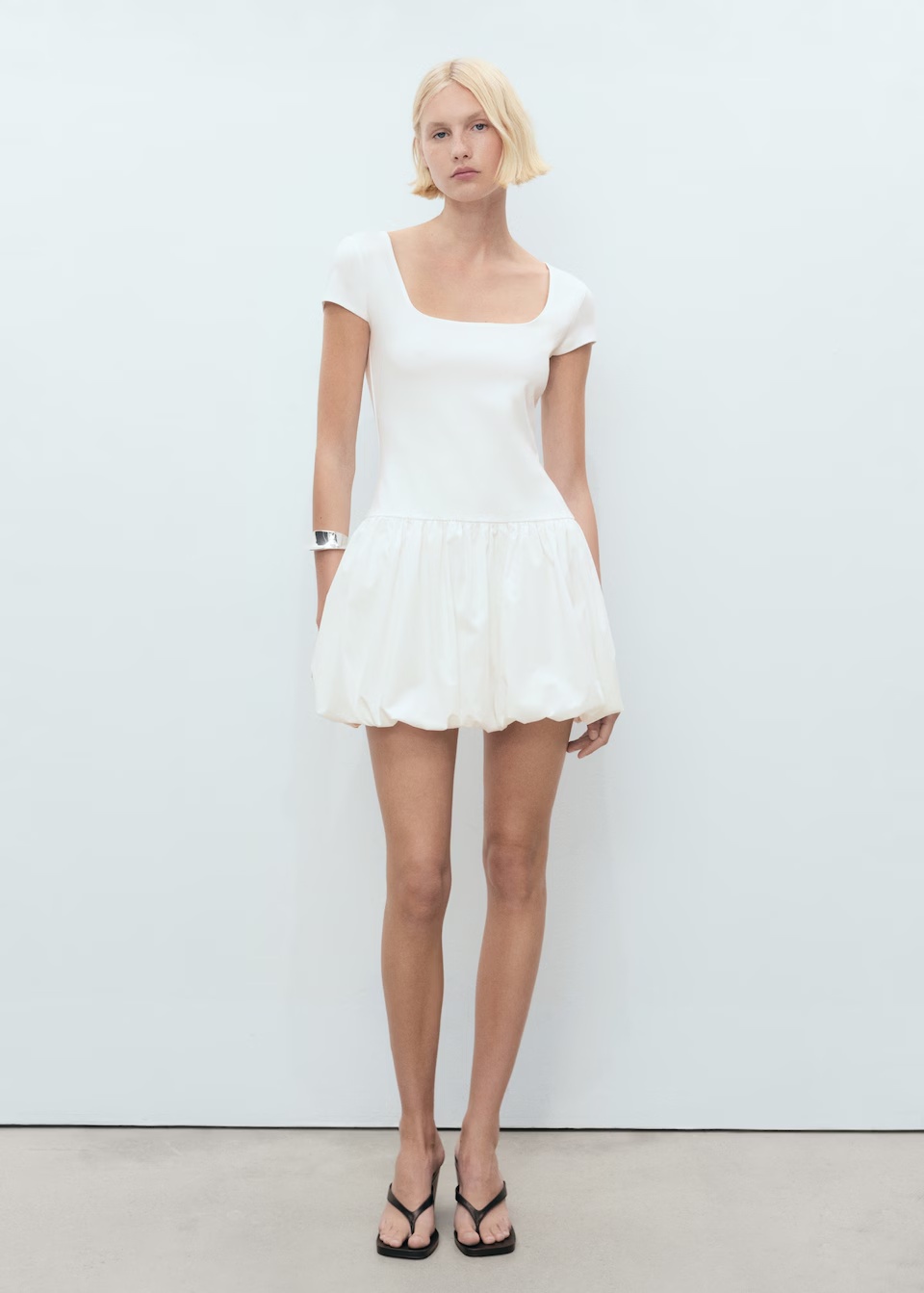Vestido blanco corto de manga corta y falda voluminosa