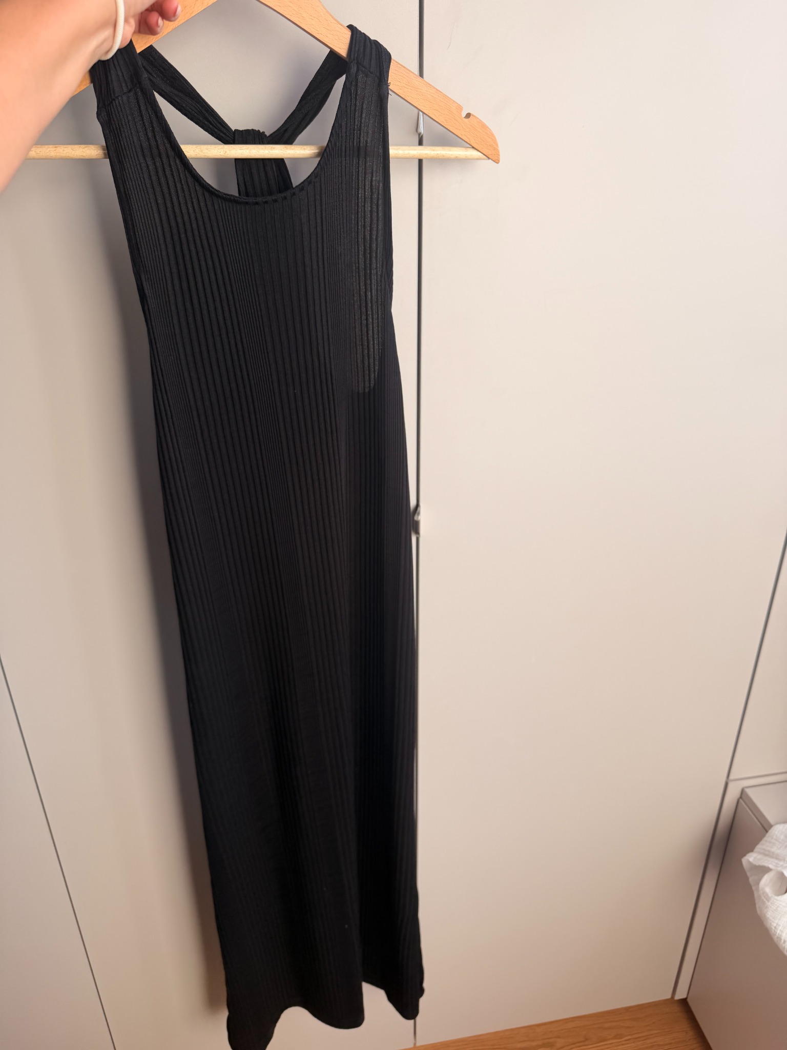 Vestido negro largo plisado con espalda cruzada