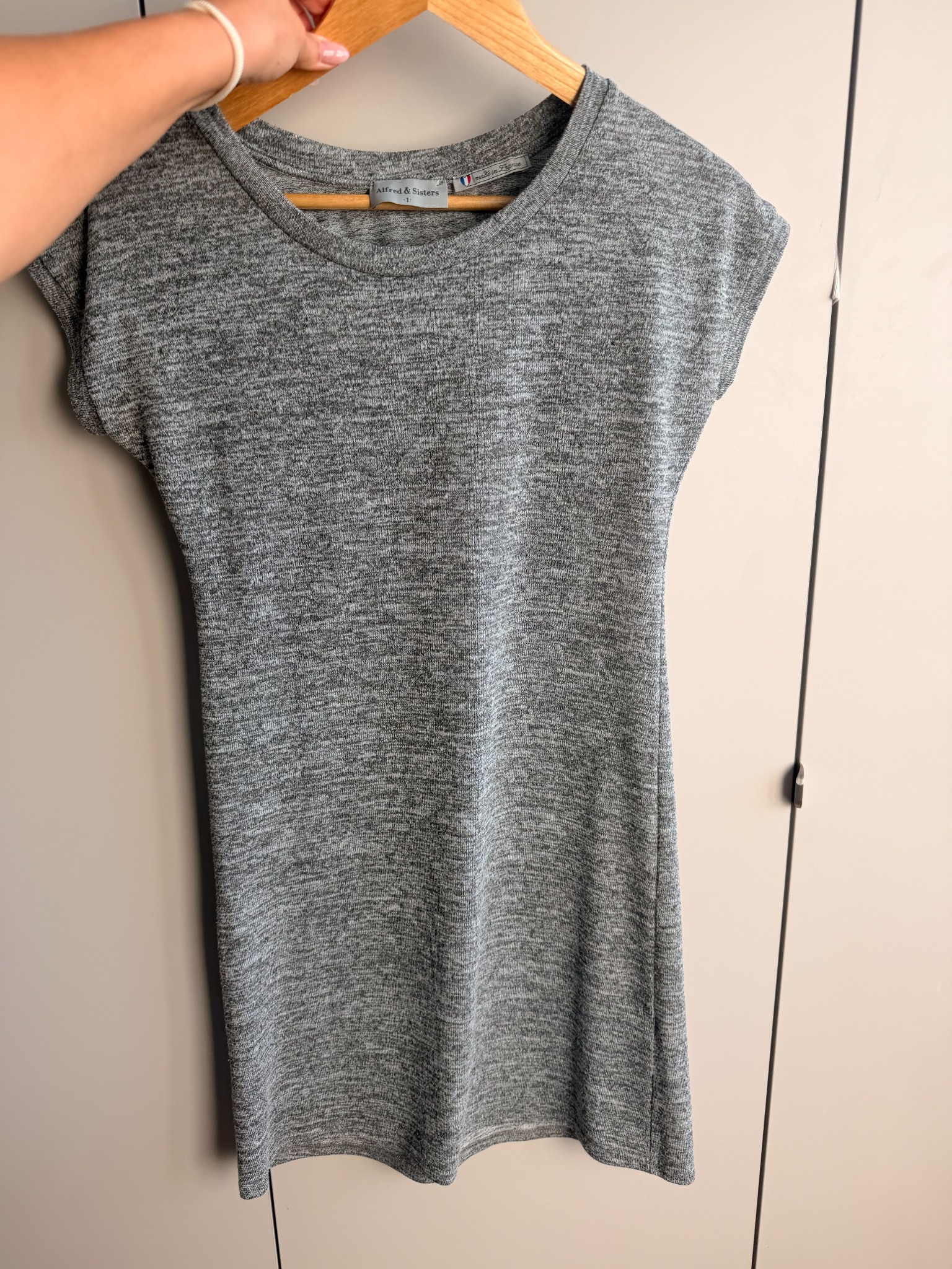 Vestido gris corto de punto y manga corta