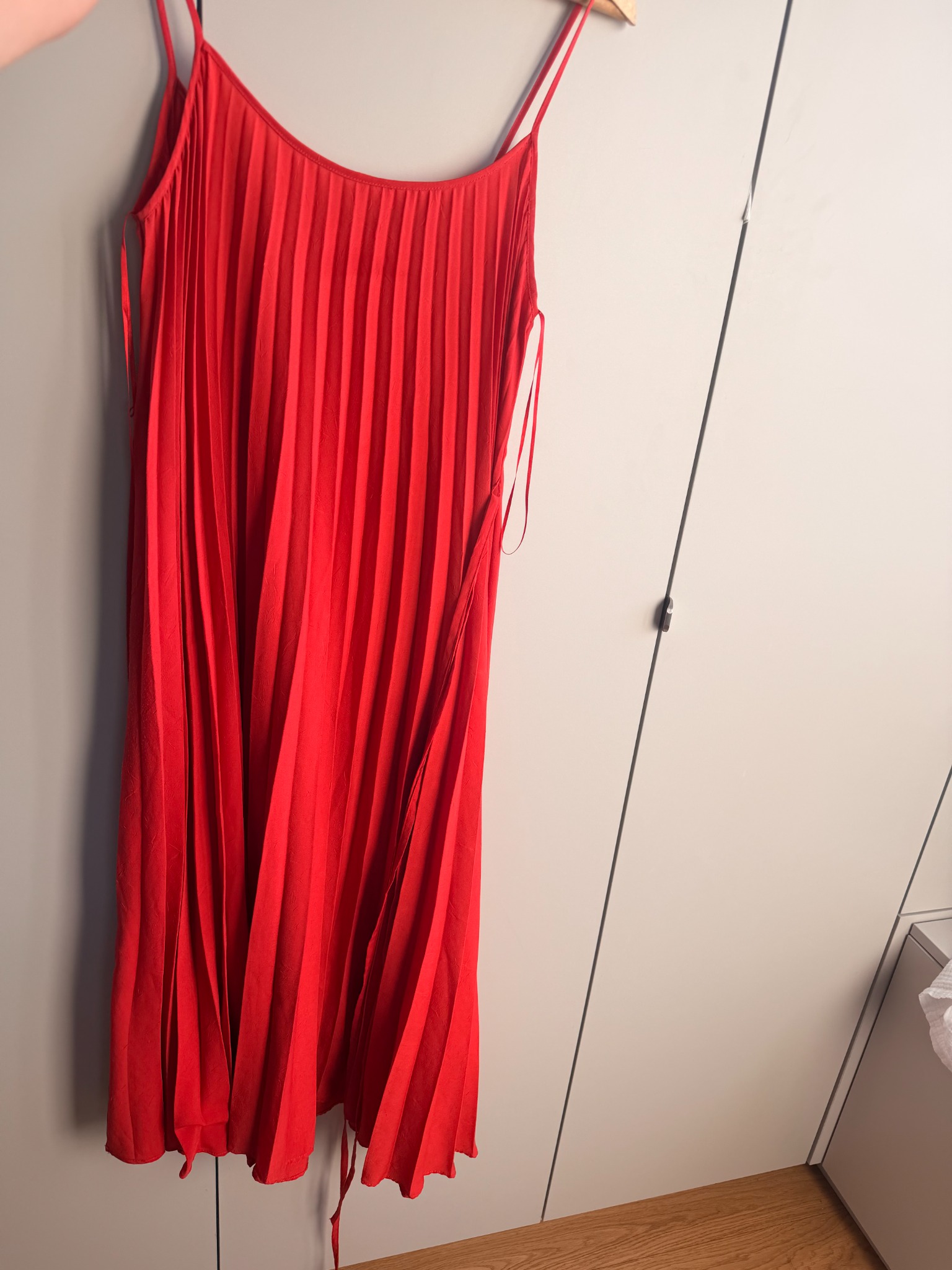 Vestido rojo midi plisado de tirantes