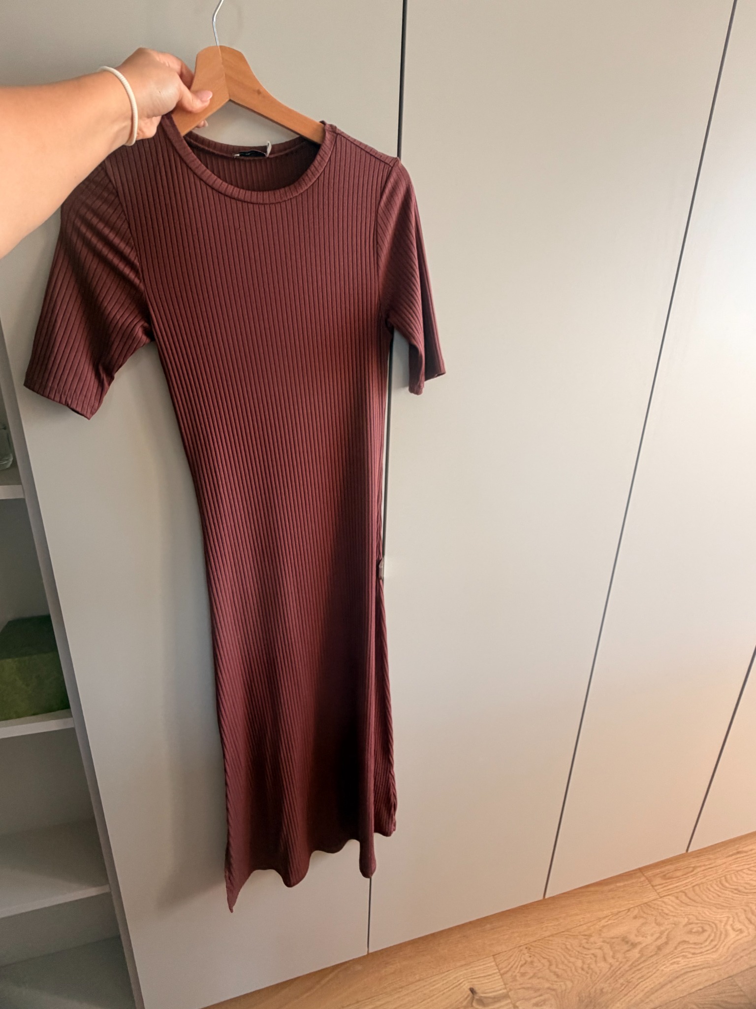 Vestido marrón midi de canalé con manga corta