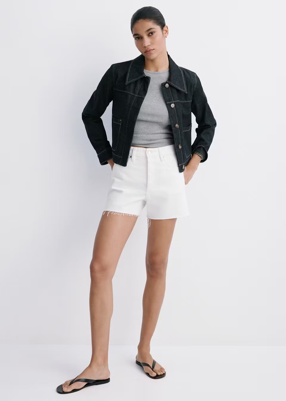 Short blanco vaquero de bajo deshilachado