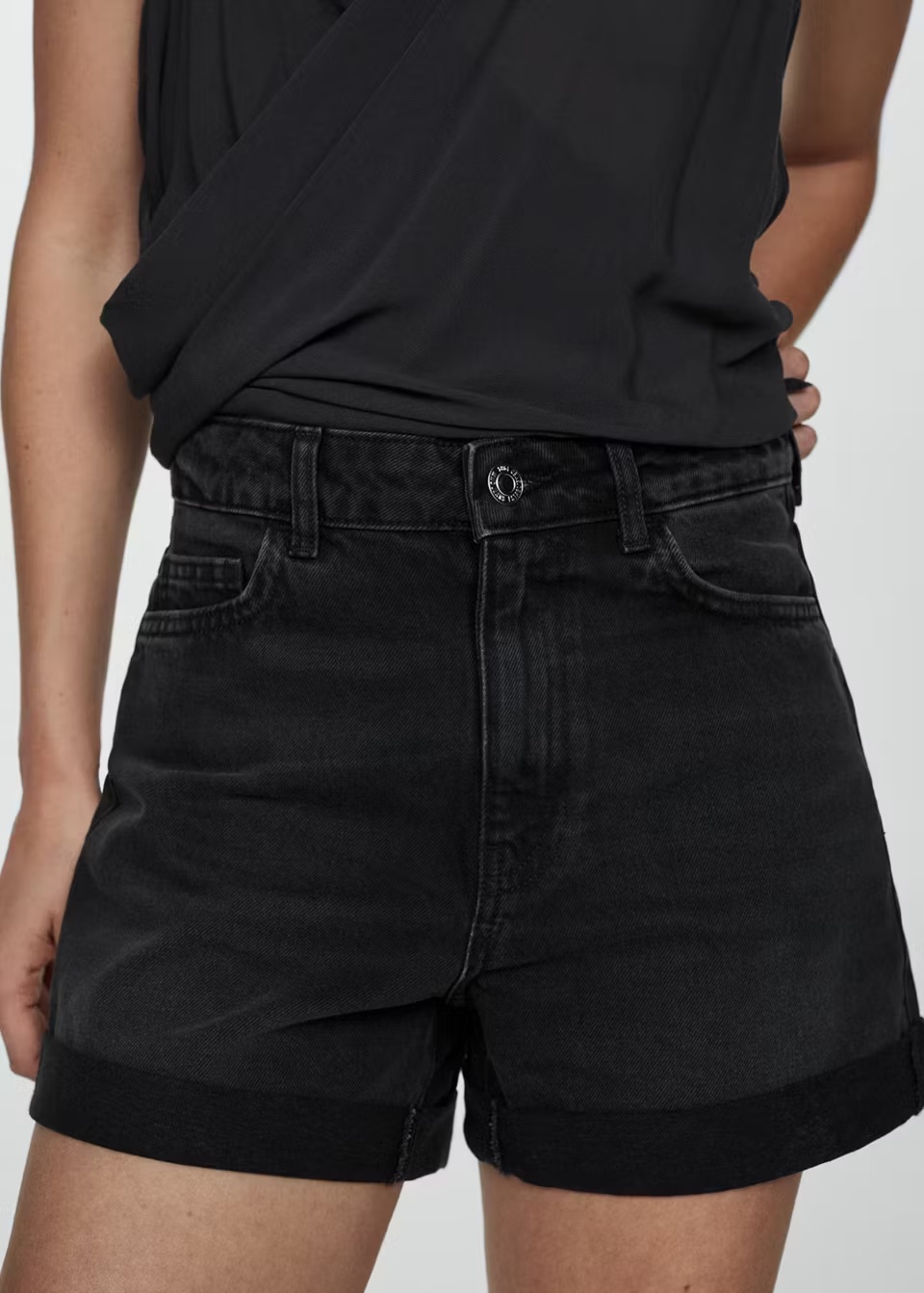 Short negro vaquero de tiro alto