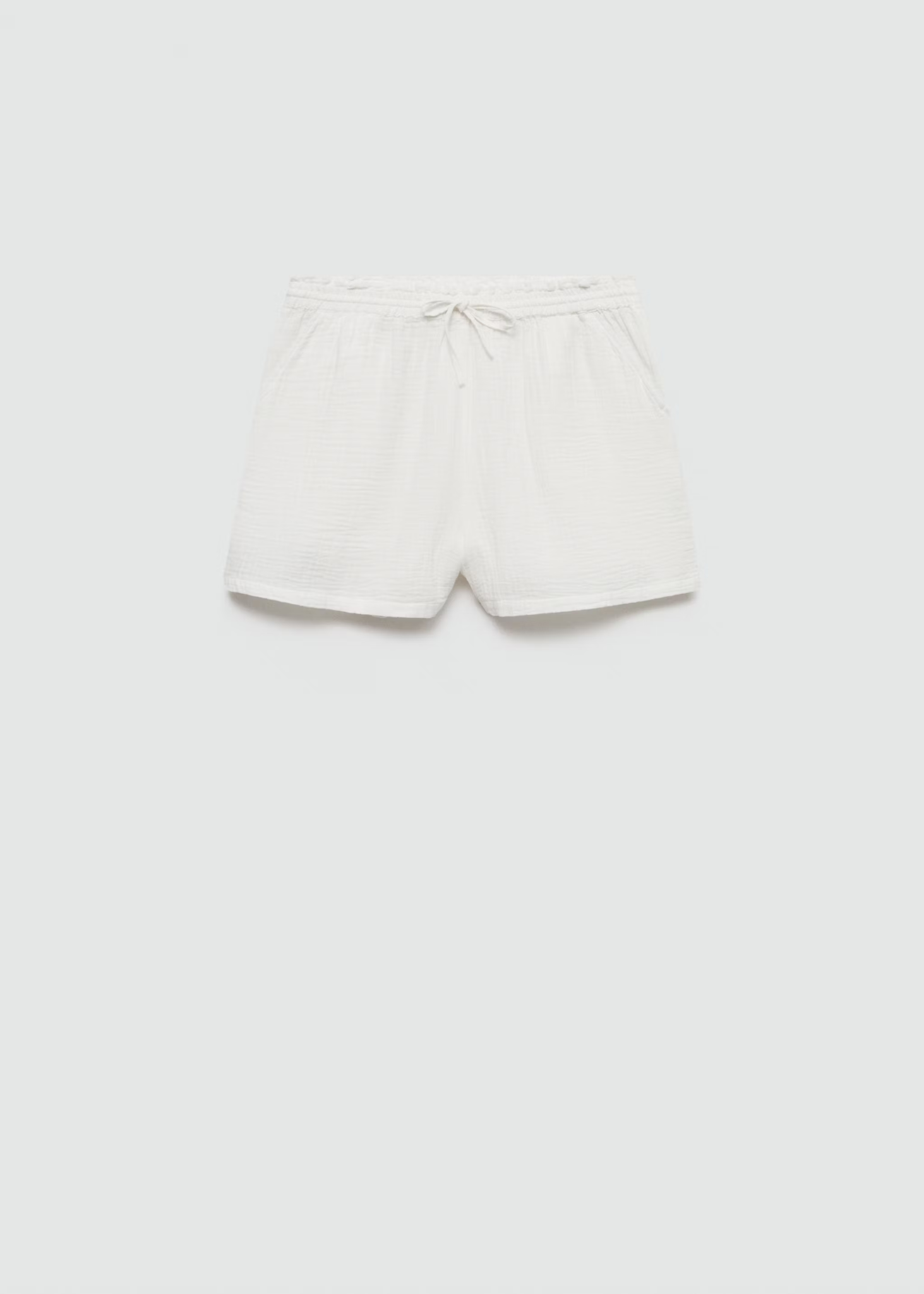 Short blanco ligero con cordón