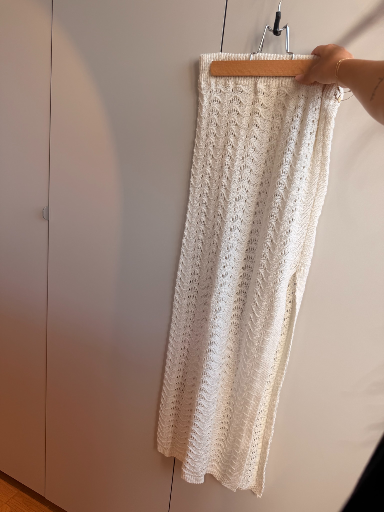Falda blanca larga de crochet con abertura