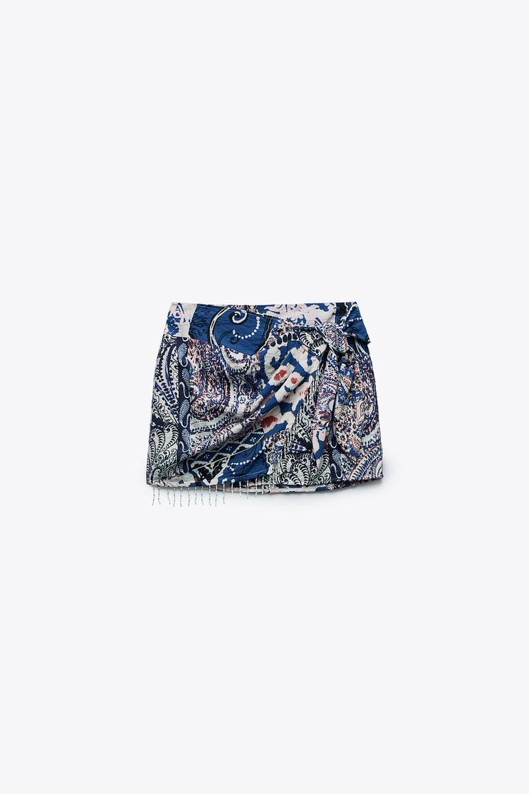 Falda corta estampada de paisley con flecos