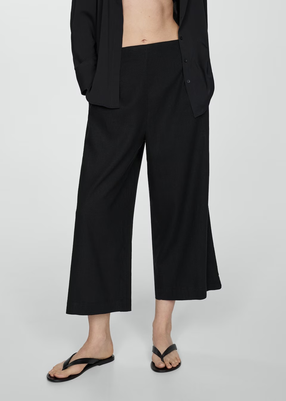 Pantalón negro de pierna ancha cropped