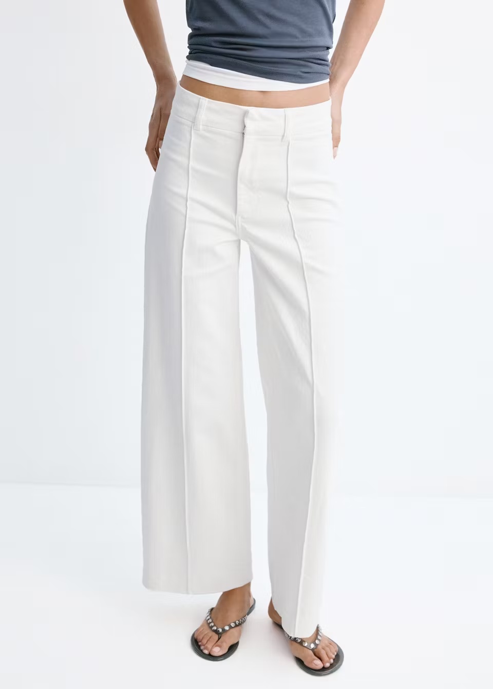 Pantalón blanco de pinzas y pernera ancha