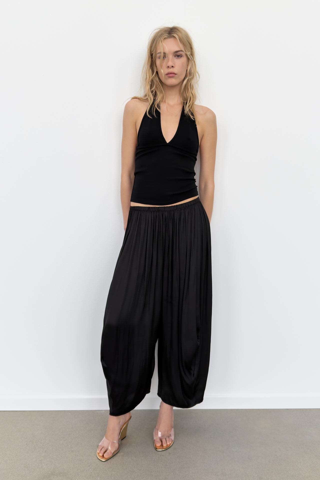 Pantalón negro satinado de pernera globo