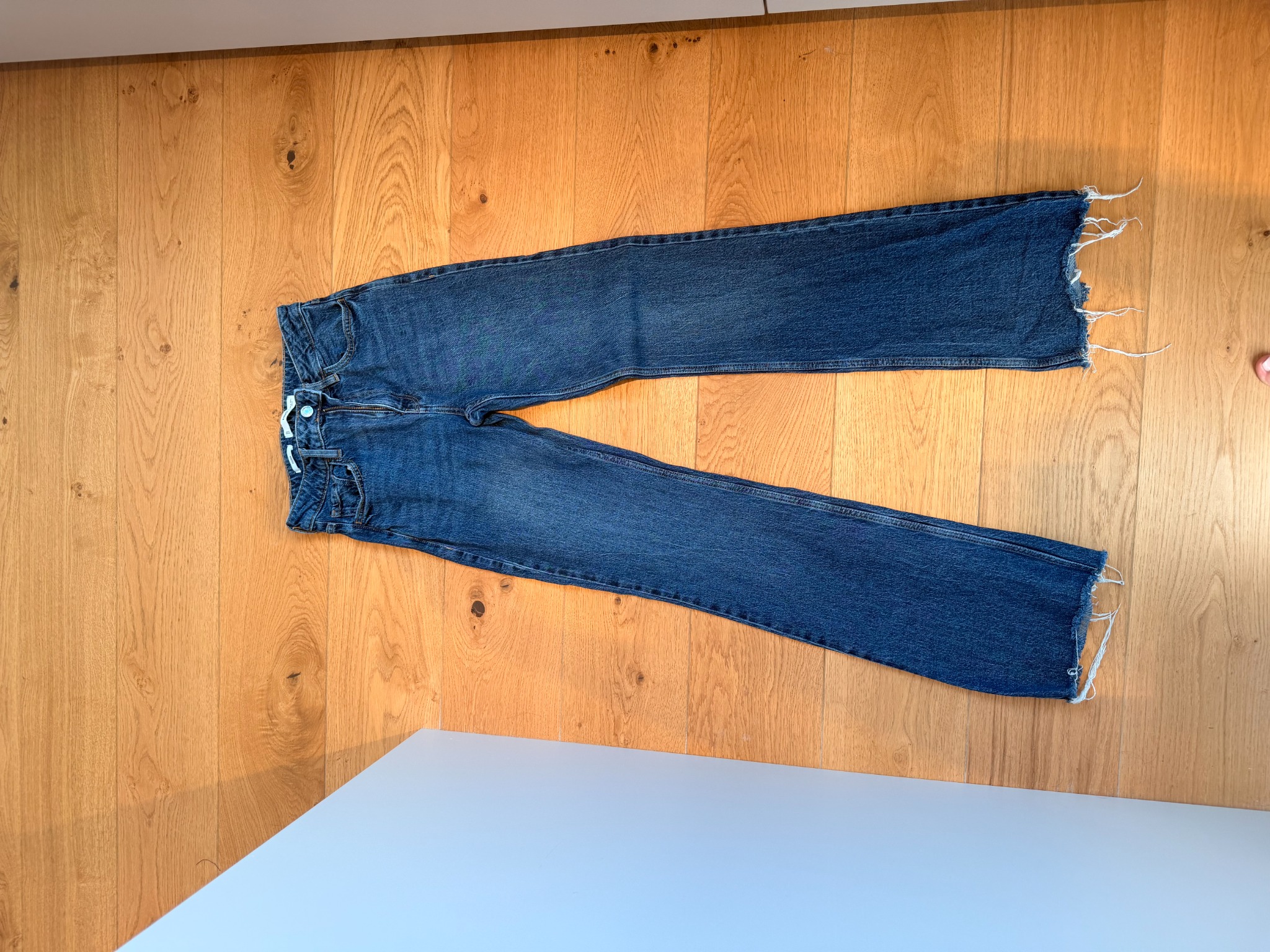 Jean azul oscuro flare con bajo deshilachado