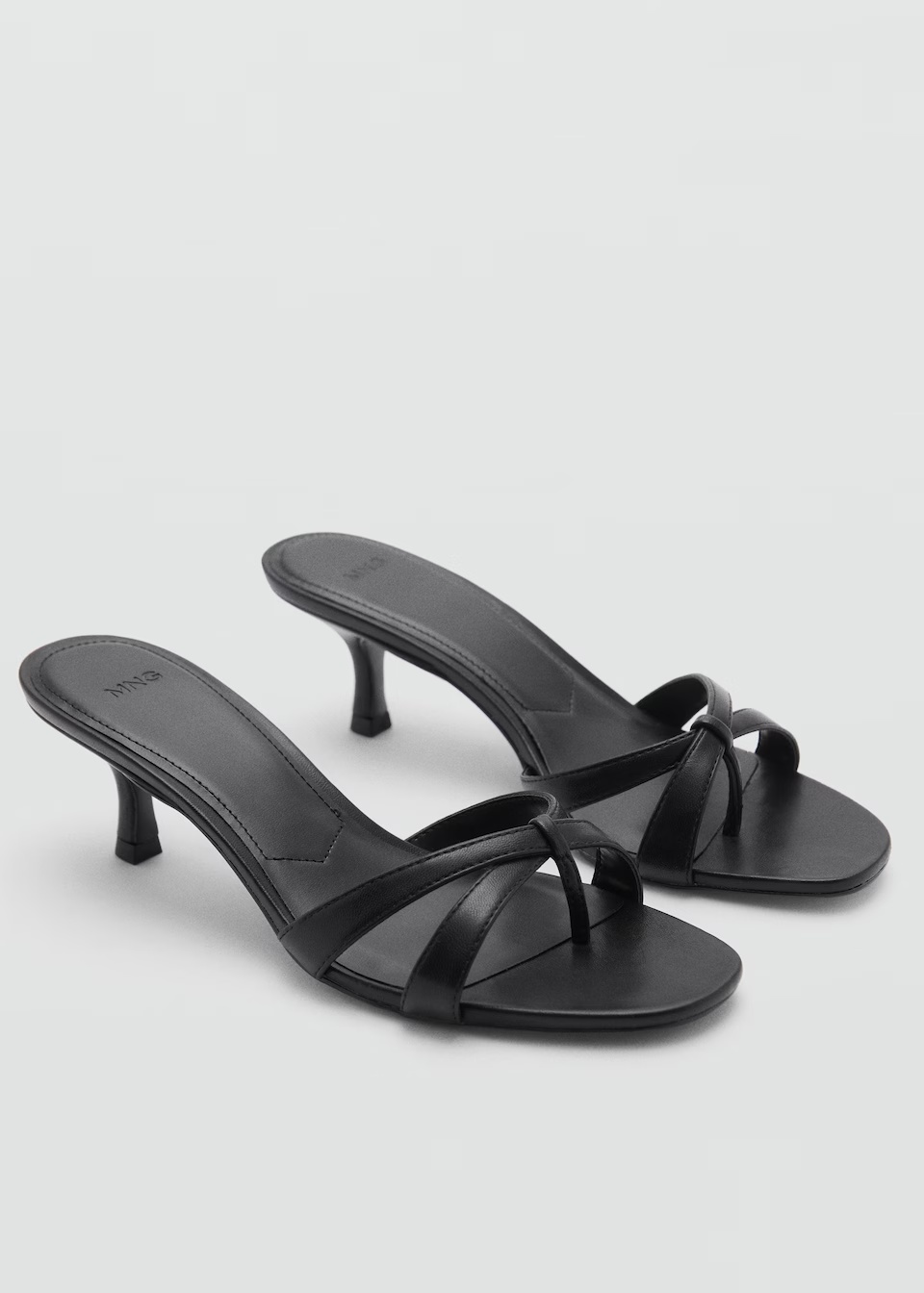 Sandalias negras de tacón fino
