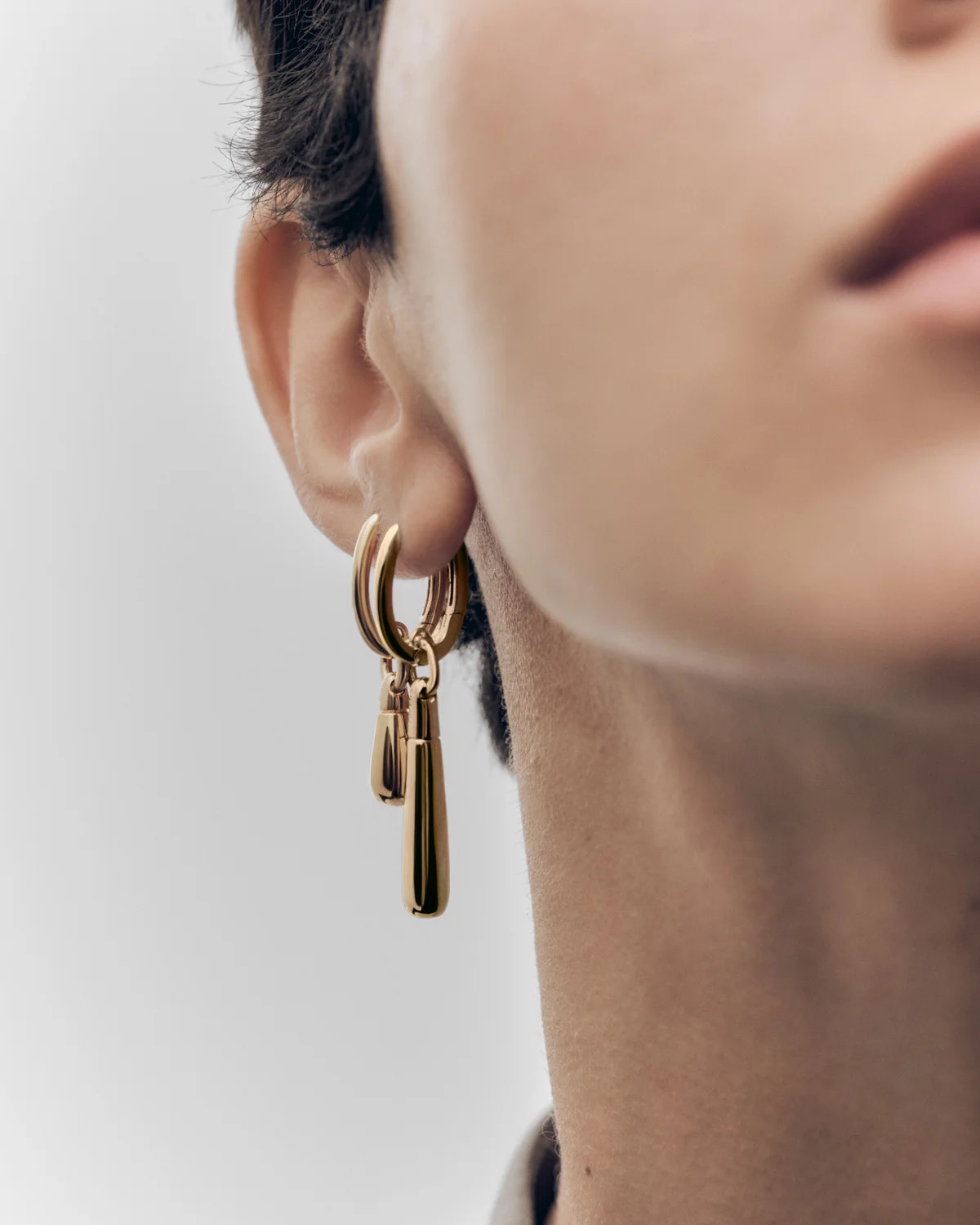 Pendientes dorados de aro con colgantes