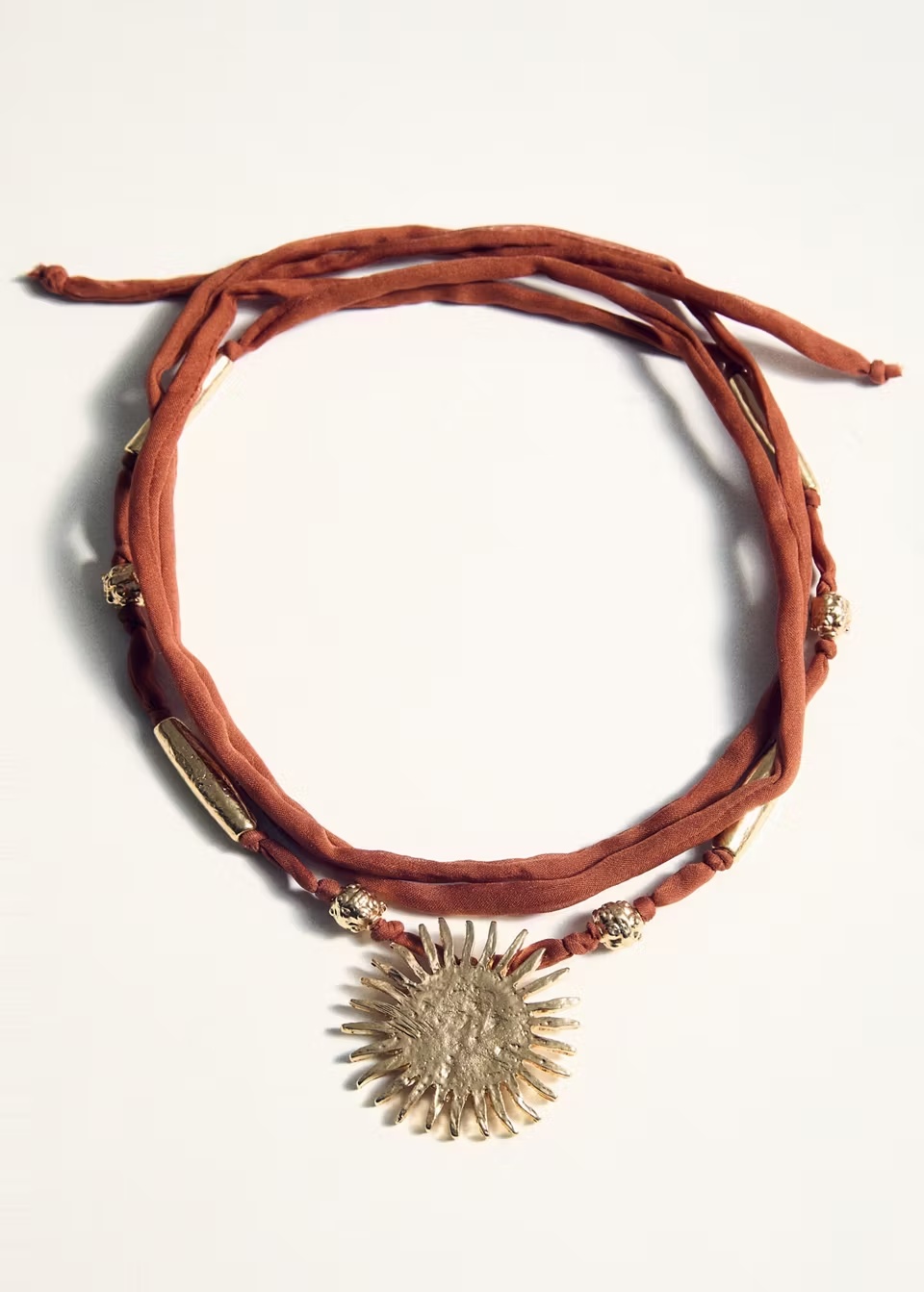 Collar de cordón marrón con sol dorado