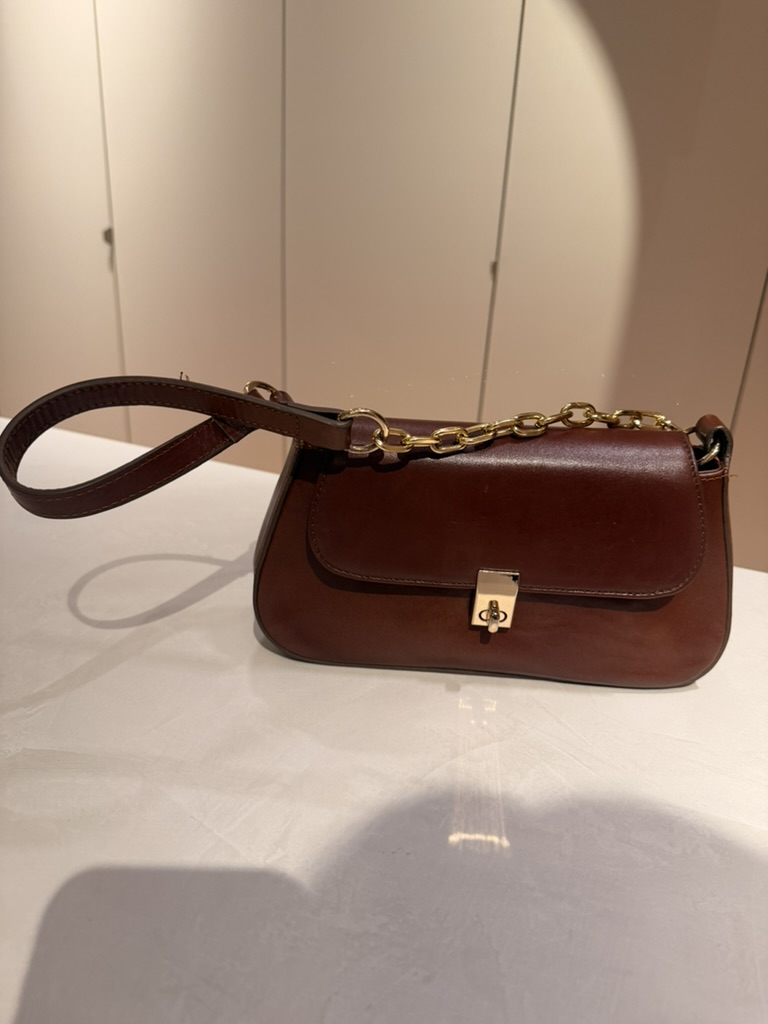 Bolso baguette burdeos con cadena dorada