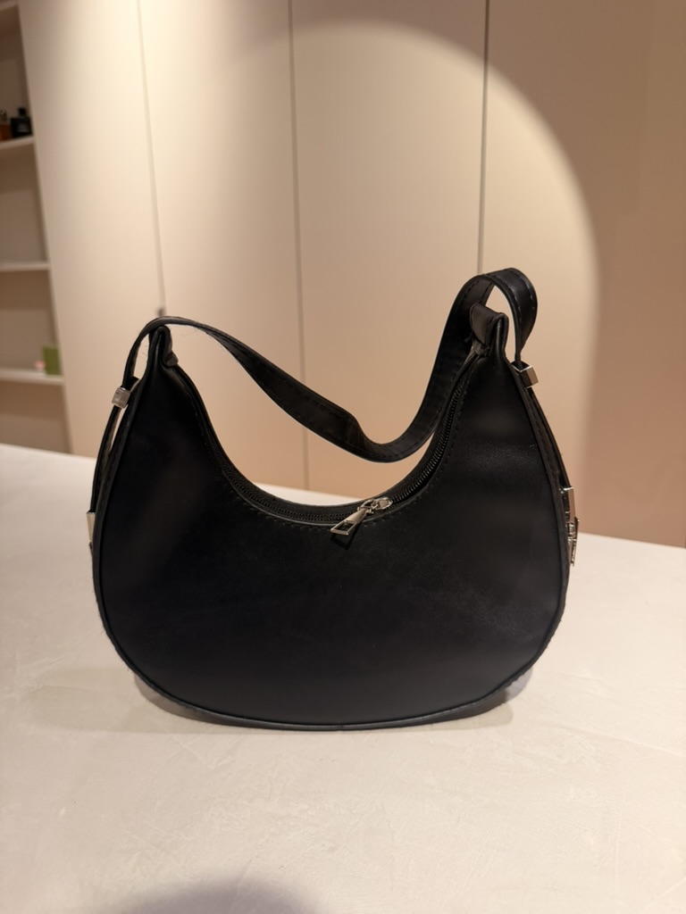 Bolso hobo negro con detalles plateados