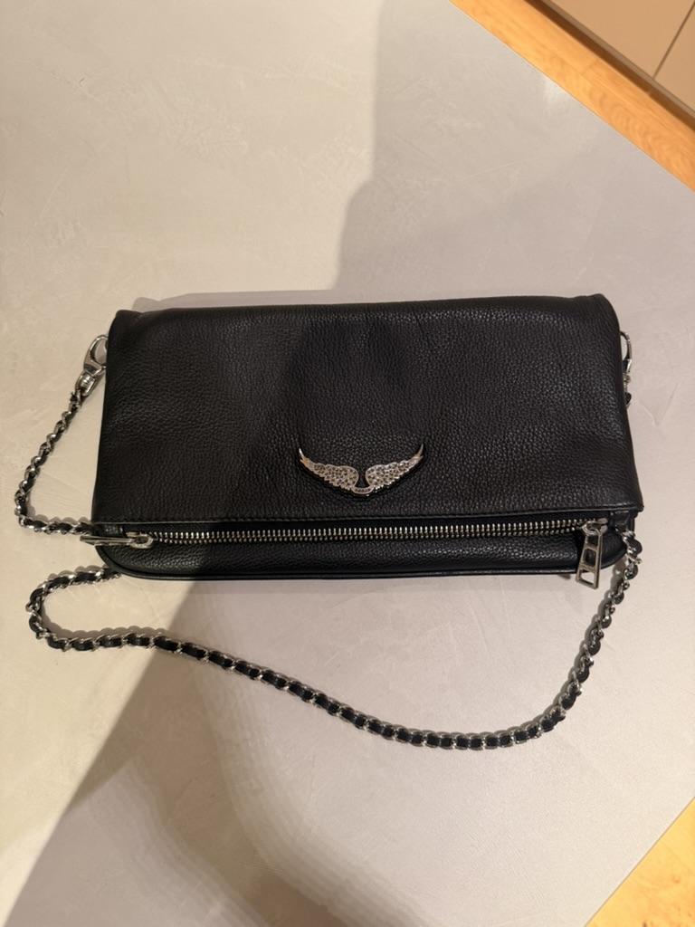 Bolso negro de piel con cadena y alas