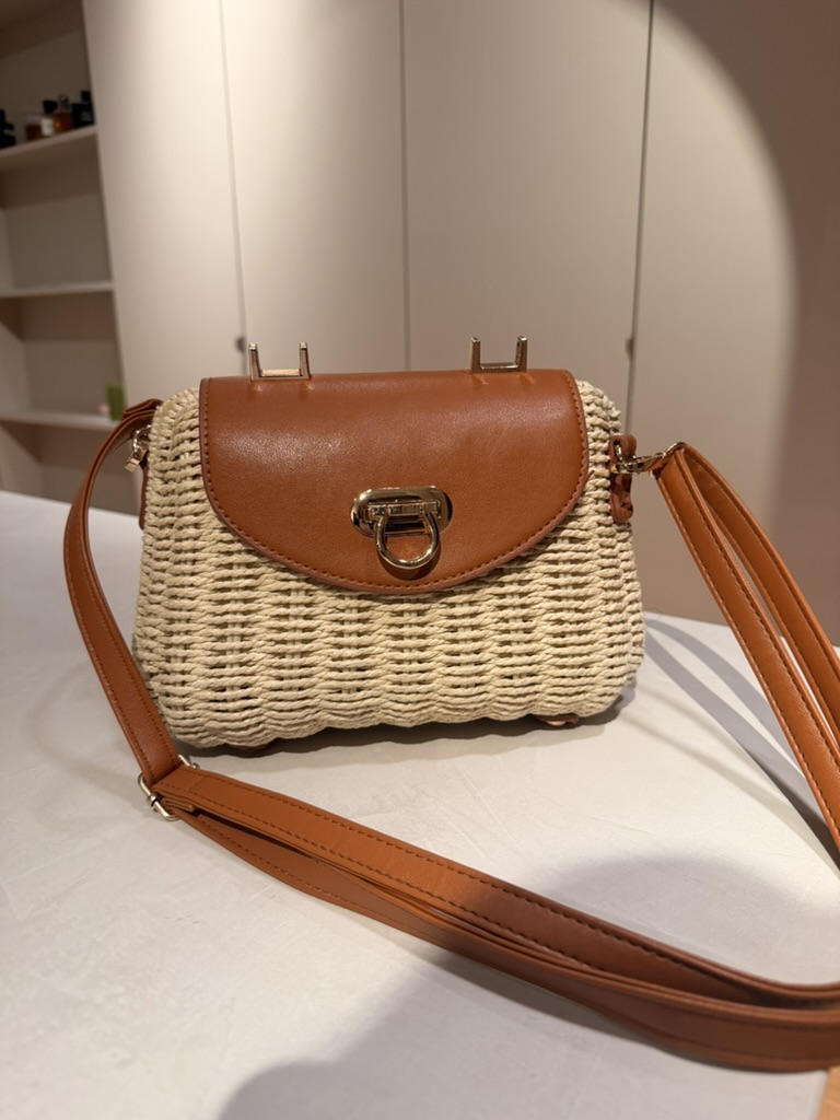 Bolso de rafia y piel camel
